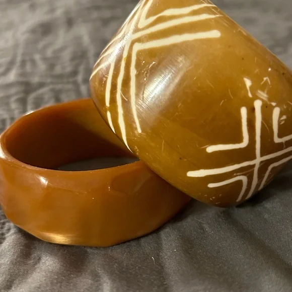 Two plastic bracelets - Picture 3 of 4